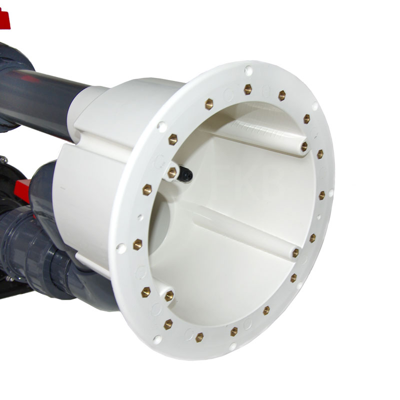 Detailansicht des Einbaugehäuses der Brilix Elegance 70 Gegenstromanlage mit Montagebohrungen